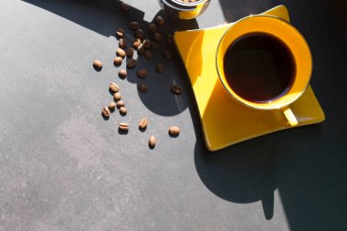 Siyah arka planda izole edilmiş kurabiyeli sarı kahve.