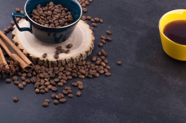 Kahve çekirdekli ve tarçınlı kahve.