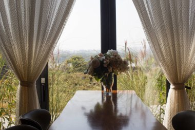 Klasik kafenin içi, pencereli eski tarz perdeler.