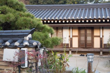 Hanok görünümünde geleneksel Kore tarzı mimari