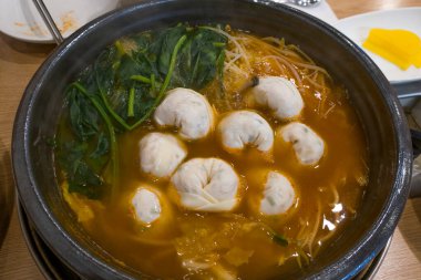 Sıcak bir tencerede lezzetli güveç.