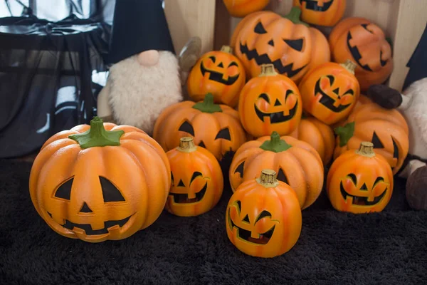 Halloween Straszna Dynia Uśmiechem Jesiennym Parku — Zdjęcie stockowe