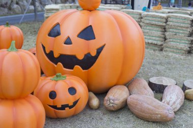 Sonbahar parkında gülümseyen korkunç Cadılar Bayramı balkabağı