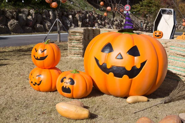 Halloween Straszna Dynia Uśmiechem Jesiennym Parku — Zdjęcie stockowe