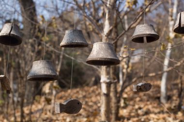 Evde asılı el yapımı ahşap çan balığı.
