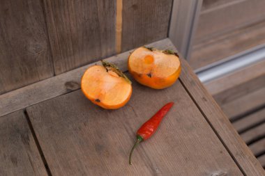 Yerde iki parça hurma var.