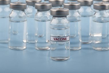 Cam ilaç veya covid-19 aşı şişesi konseptine yakın çekim