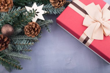 Noel ağacındaki bir süs. Arka planda dekor olan Noel ağacı