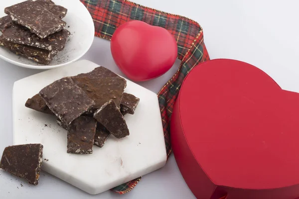 Gebroken Gebarsten Stukjes Chocolade Geïsoleerd Witte Achtergrond — Stockfoto