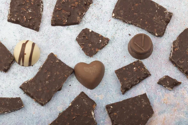 Gebroken stukjes chocolade geïsoleerd op witte achtergrond. — Stockfoto