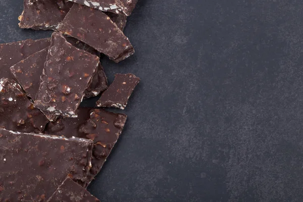 Gebroken Stukjes Chocolade Geïsoleerd Witte Achtergrond — Stockfoto