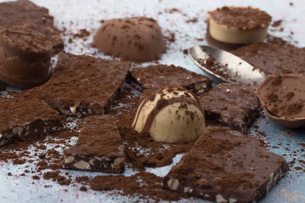 Gebroken Stukjes Chocolade Met Cacaopoeder — Stockfoto