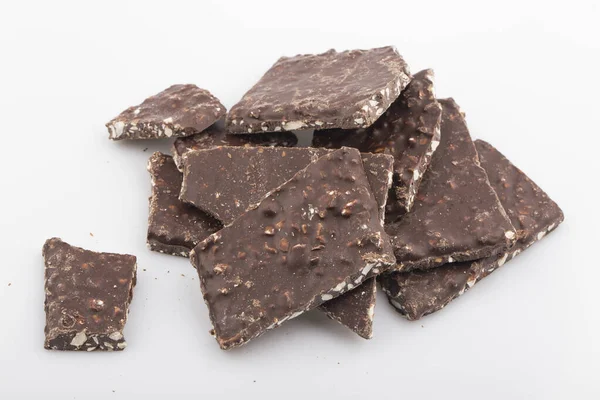 Gebroken Almomd Chocolade Chips Stukken Geïsoleerd Witte Achtergrond — Stockfoto