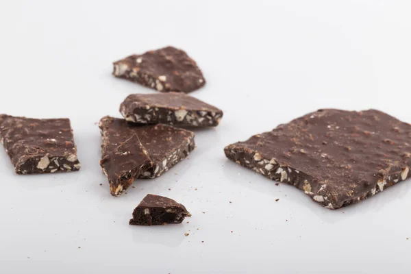 Gebroken Almomd Chocolade Chips Stukken Geïsoleerd Witte Achtergrond — Stockfoto