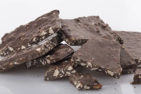 Gebroken Almomd Chocolade Chips Stukken Geïsoleerd Witte Achtergrond — Stockfoto