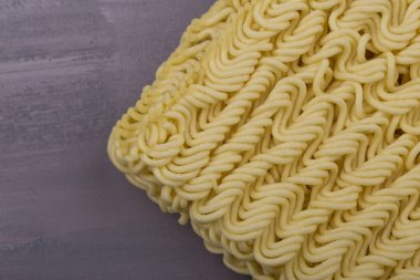 Kurutulmuş hazır erişte, gri arka planda izole edilmiş.