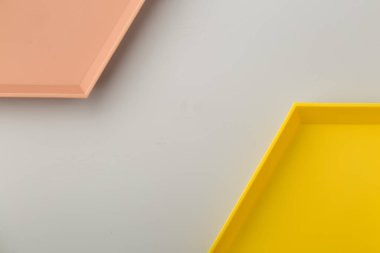 Beyaz arkaplanda renkli plastik tepsi deseni