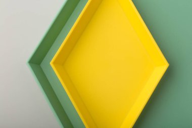 Beyaz arkaplanda renkli plastik tepsi deseni