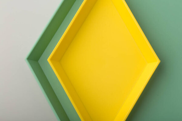 красочный пластиковый лоток рисунок на белом фоне