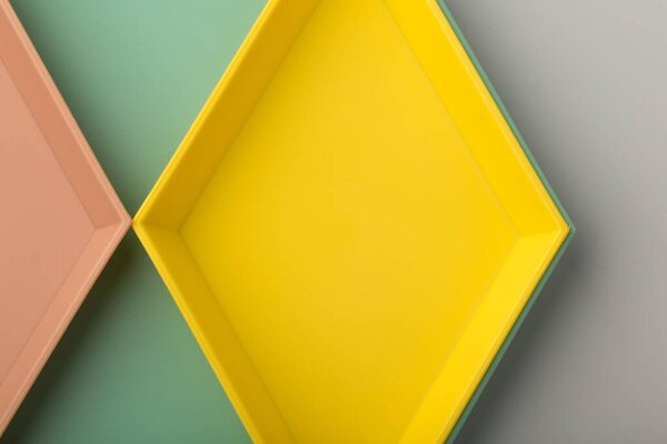 красочный пластиковый лоток рисунок на белом фоне