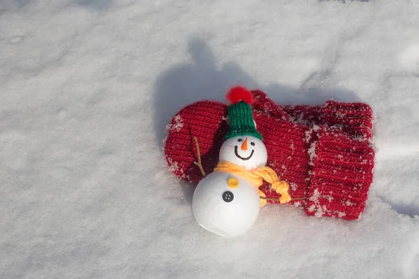 Paar Rote Strickhandschuhe Auf Dem Schnee Liegend — Stockfoto