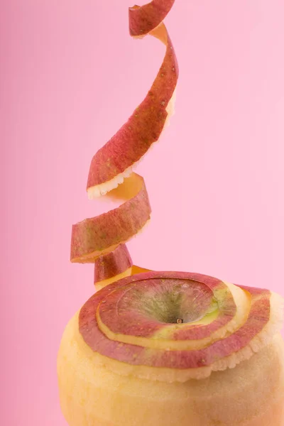 Pomme Rouge Avec Peau Pelée Comme Une Spirale — Photo