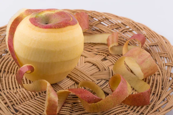 Pomme Rouge Avec Peau Pelée Comme Une Spirale — Photo