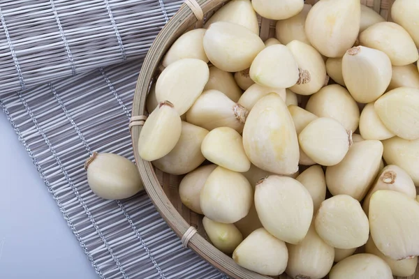 Pile Peeled Garlics Basket — Stock Photo, Image