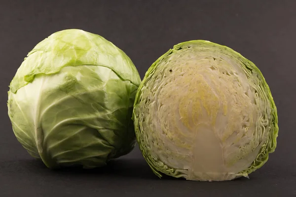 Halbe Scheibe Kohl Isoliert Auf Schwarz — Stockfoto