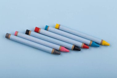 Mavi arkaplanda kısa renkli kalemler