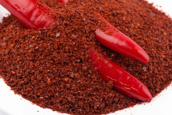 Koreansk Chilipeppar Pulver Med Chilipeppar Vit Bakgrund — Stockfoto