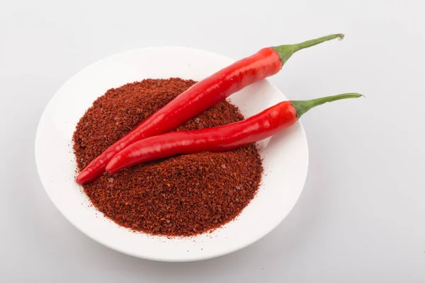 Koreaanse Chili Peper Poeder Met Chili Pepers Een Witte Achtergrond — Stockfoto