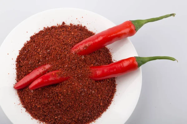 Koreansk Chilipeppar Pulver Med Chilipeppar Vit Bakgrund — Stockfoto