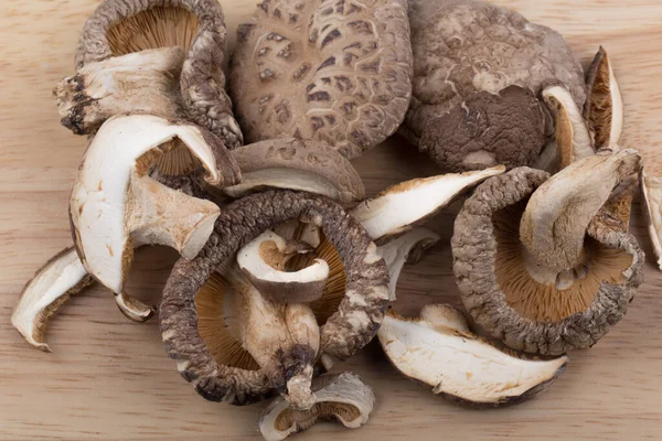 Pilha Cogumelo Shiitake Seco Isolado Fundo Madeira — Fotografia de Stock