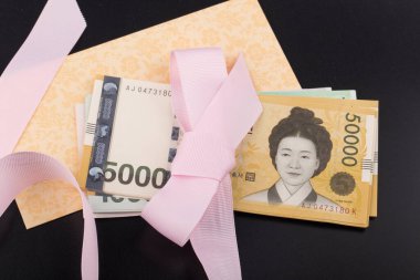 Siyah kurdeleli 50 bin won..