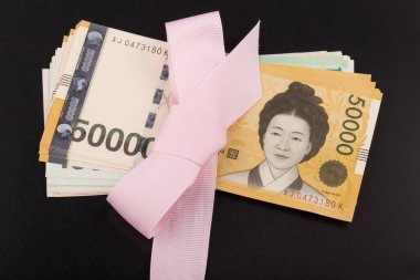 Siyah kurdeleli 50 bin won..