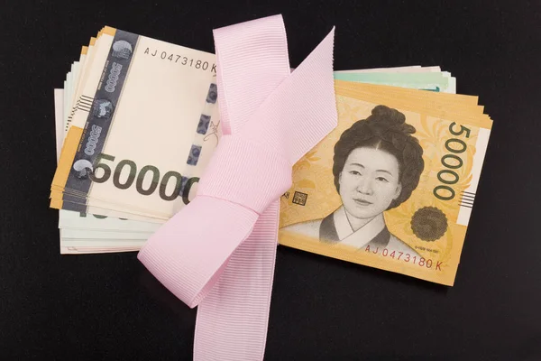 Siyah kurdeleli 50 bin won..