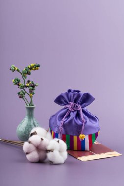 Menekşe arka planda çeşitli dekorasyonlarla Kore geleneksel hediye çantası..