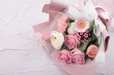 Pembe arka planda pembe güllerin çiçeği