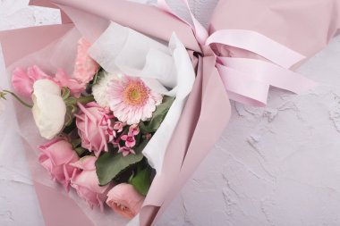 Pembe arka planda pembe güllerin çiçeği