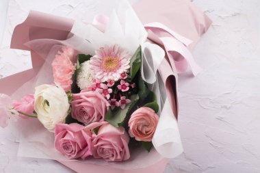 Pembe arka planda pembe güllerin çiçeği