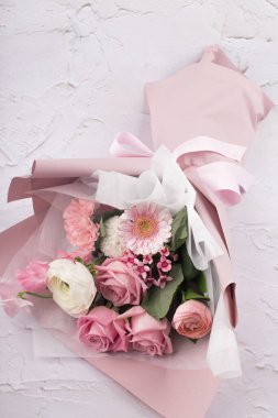 Pembe arka planda pembe güllerin çiçeği