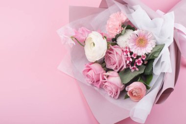 Pembe arka planda pembe güllerin çiçeği