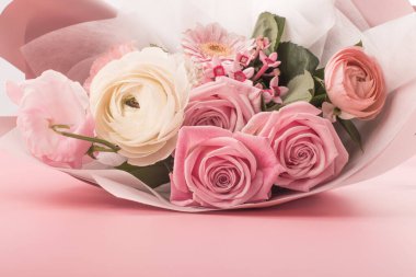 Pembe arka planda pembe güllerin çiçeği