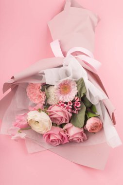 Pembe arka planda pembe güllerin çiçeği