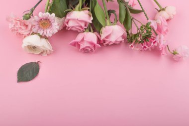 Pembe arka planda pembe güllerin çiçeği