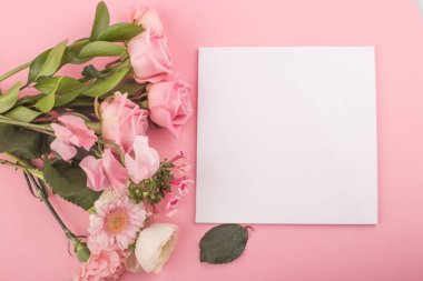 Pembe arka planda pembe güllerin çiçeği