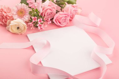 Pembe arka planda pembe güllerin çiçeği