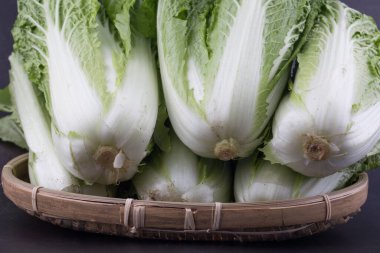 Napa lahanası, kışın yetişen lahana kara arka planda izole edilmiş.