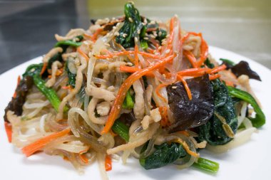 Kore yemeği, ev yapımı Japon bifteği ve sebzeyle kızartılmış cam erişte..